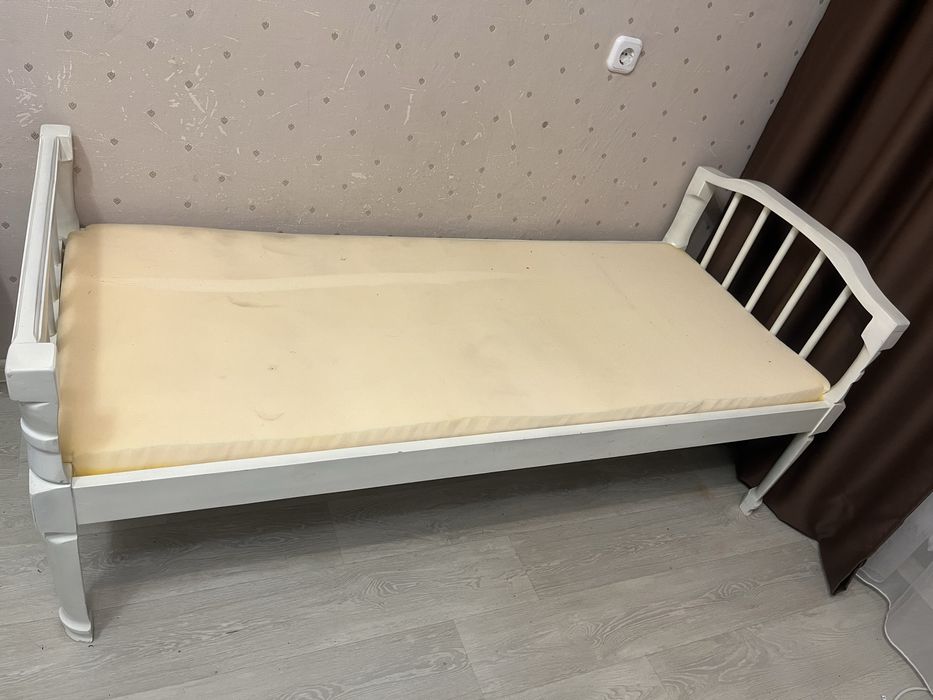 Кровать детская белая ,дерево.