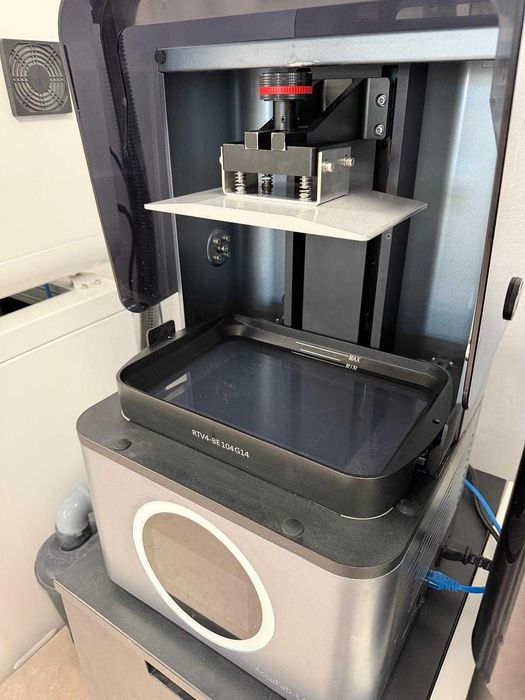 Vand imprimanta 3D AccuFab-L4D + 3 tavi de printare reutilizabile