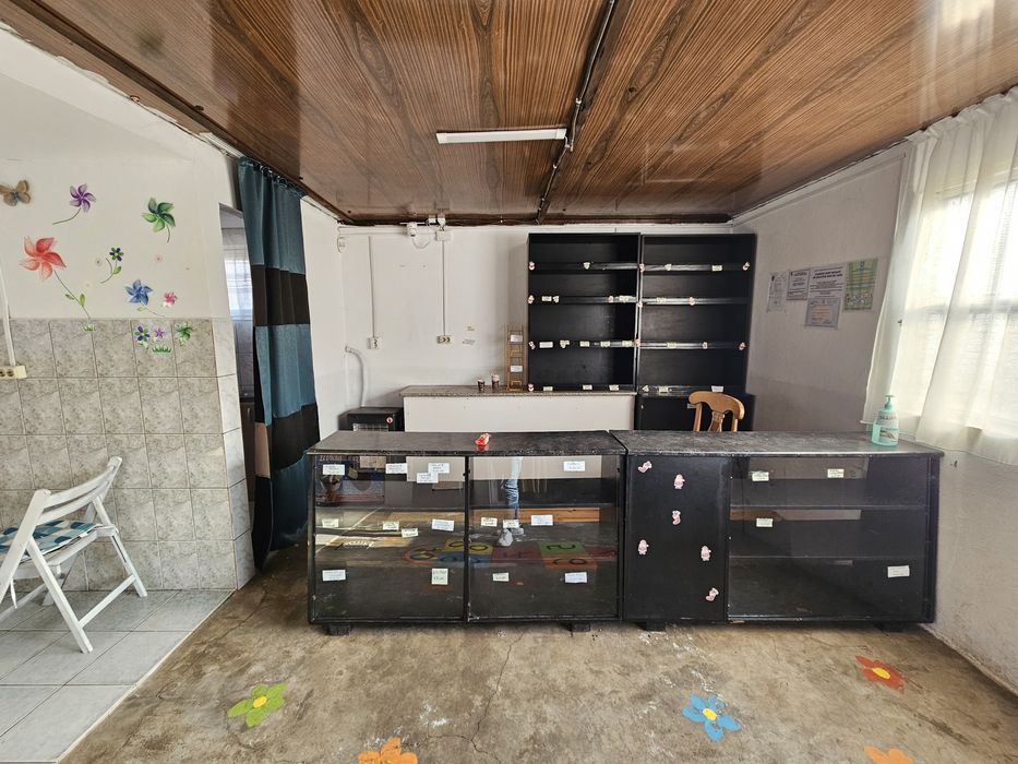 Vând sau închiriez magazin școlar