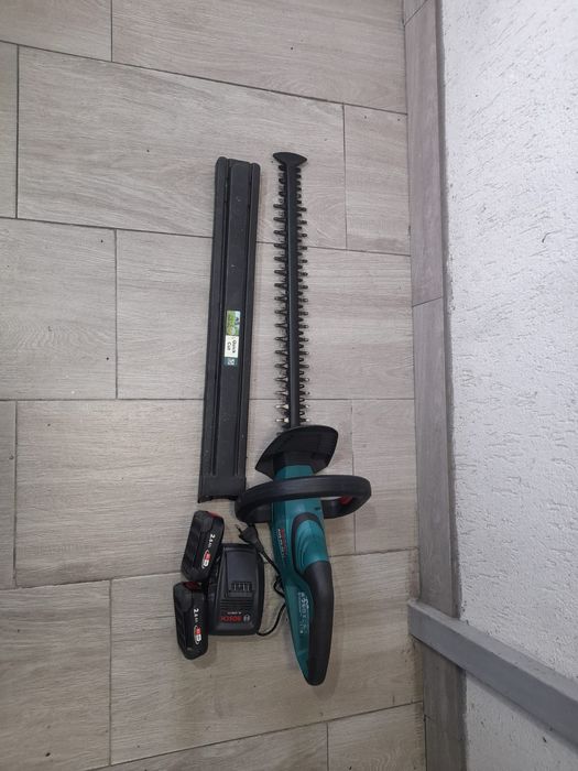 Foarfeca de tuns Bosch AHS 50-20 Li
18 v 
Doi acumulatori