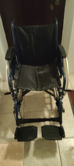 Scaun cu rotile pentru persoane cu dizabilitați