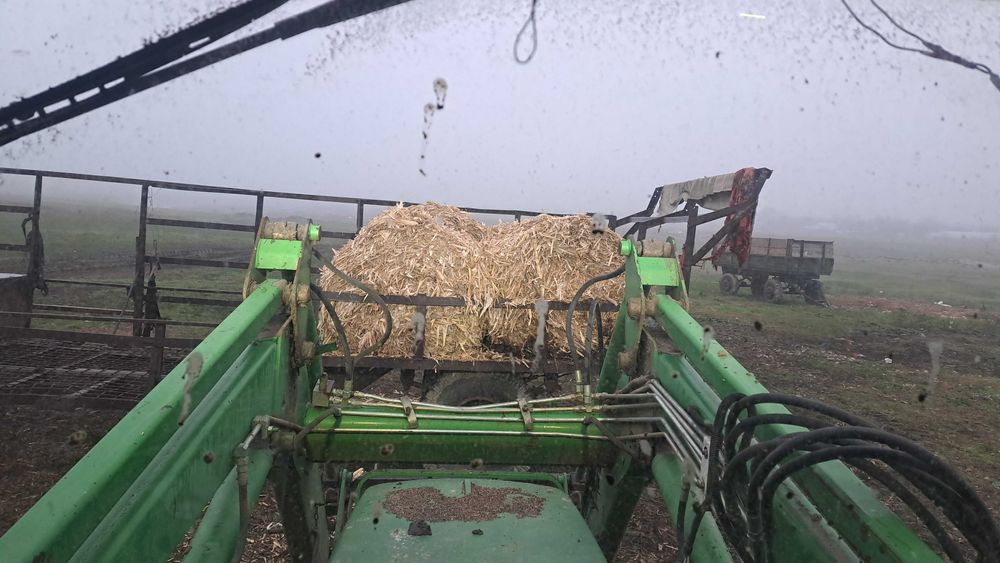 Vând baloti de coceni și mazăre