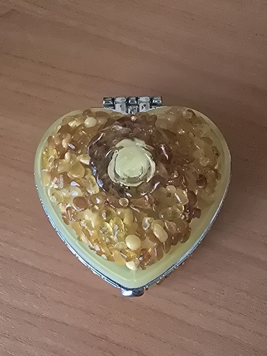 Продается шкатулка  янтарная.