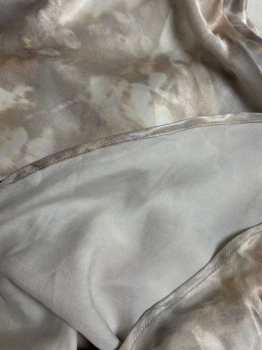 Нова сатенена рокля на Bershka