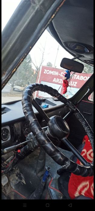 Uaz bartavoy moshin soz xolata yurib turibdi
