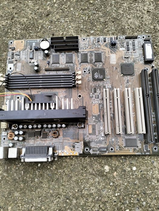 Стара дънна платка с процесор