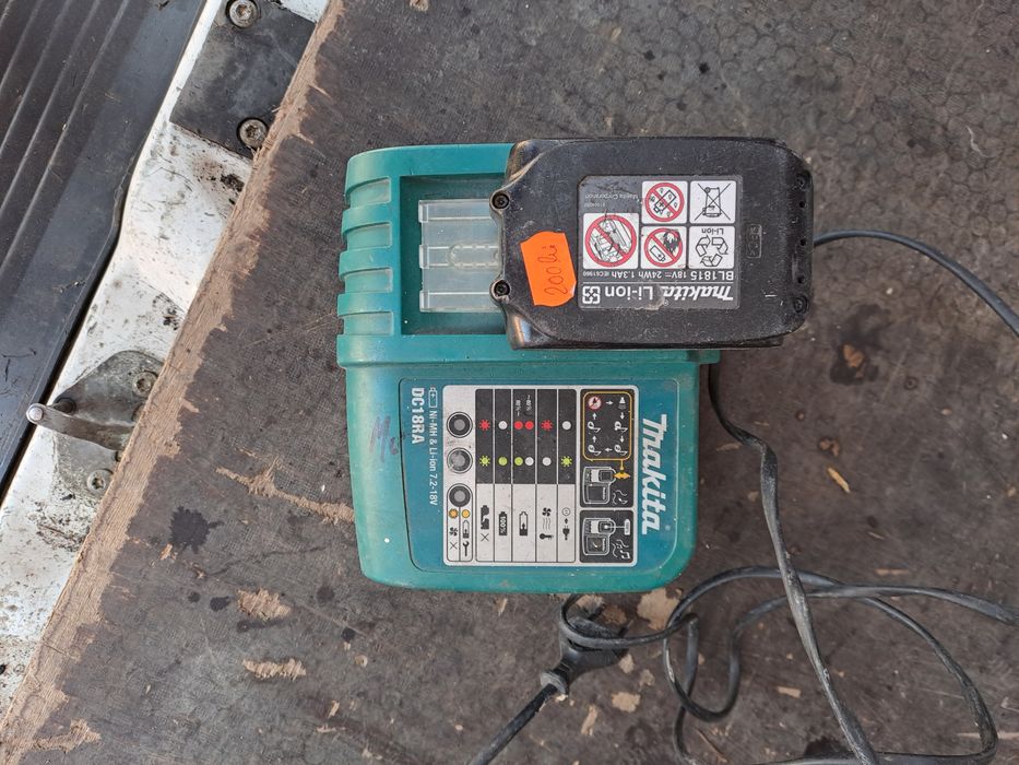 Încărcător Makita