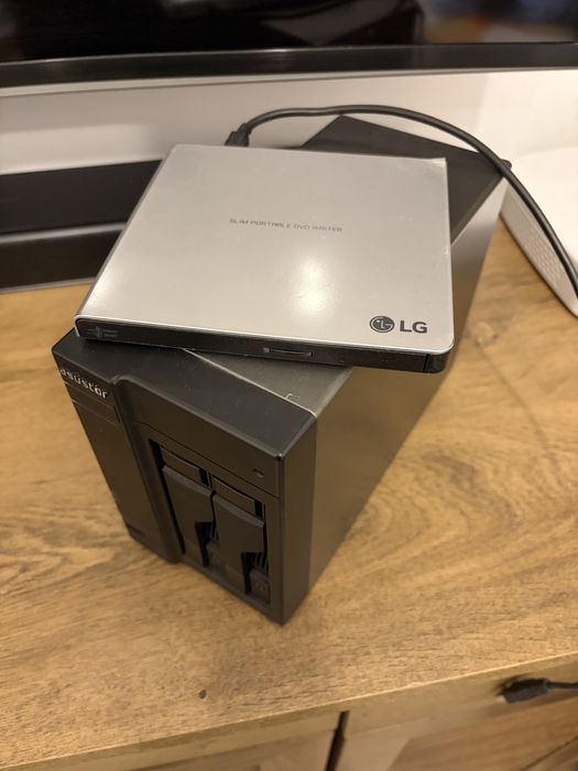 server NAS ASUS mediaplayer cu telecomanda