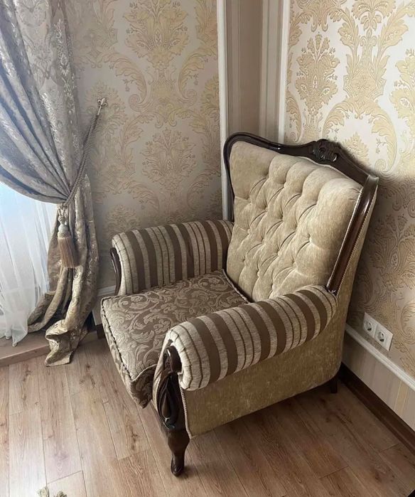 Диван, стол/стулья