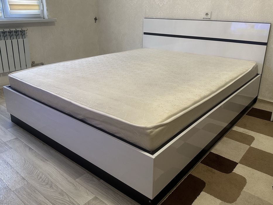 Двух спальный кровать