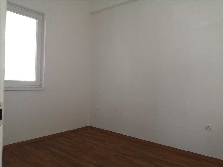 Дава се под наем Двустаен апартамент в Бургас, Изгрев - 62 кв.м за 153 € - Снимка #2