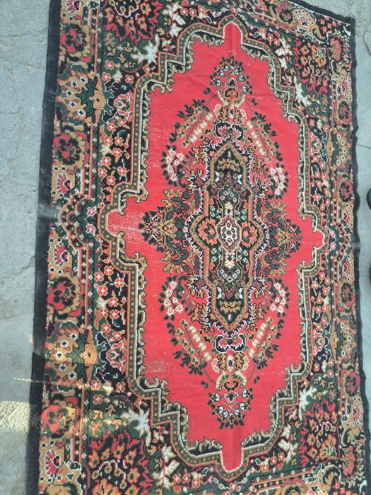 Qizil gilam sotiladi