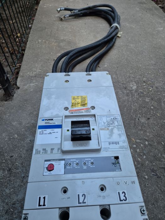 Întrerupător cu declanșator tip USOL, heblu. 600 amps, 3 faze, maneta