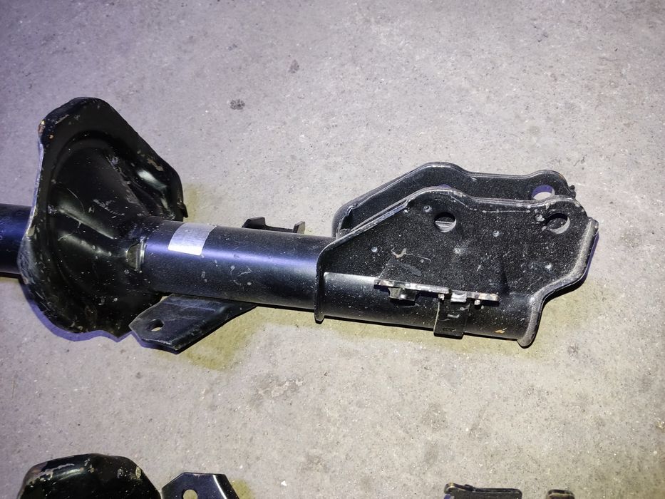 Новые передние стойки. Мазда