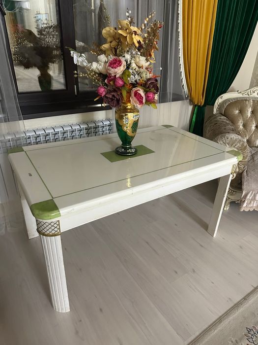 Продаётся стол.