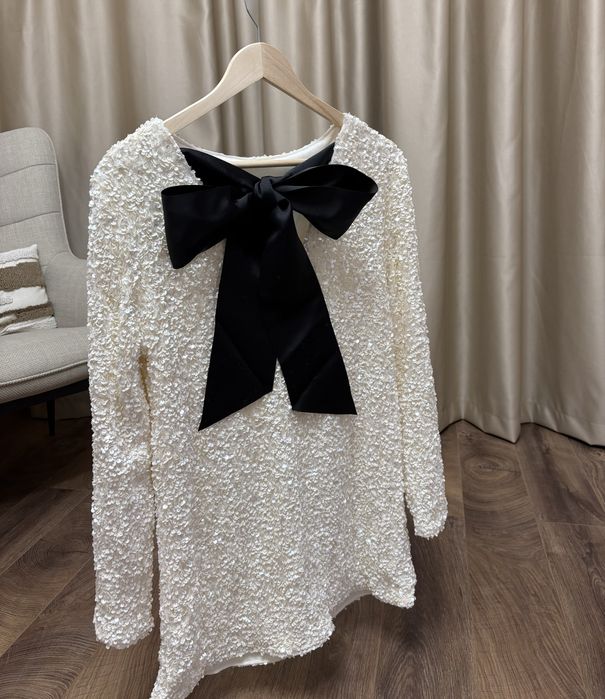 Рокля с пайети и панделка