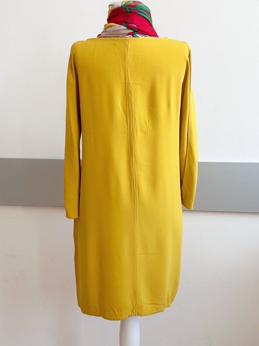 Елегантна хубава рокля в хубав жълт цвят