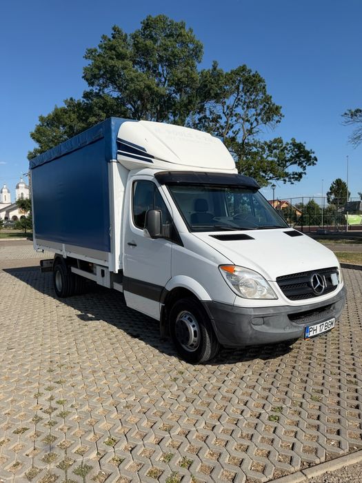 Mercedes sprinter de 5tone.se conduce cu C