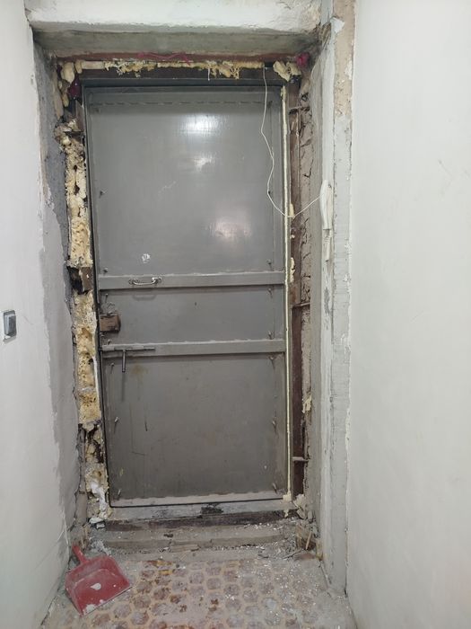 Железная наружная дверь.