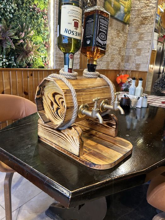 Декоративна дървена бъчва с диспенсър за 2 вида напитки с канелки