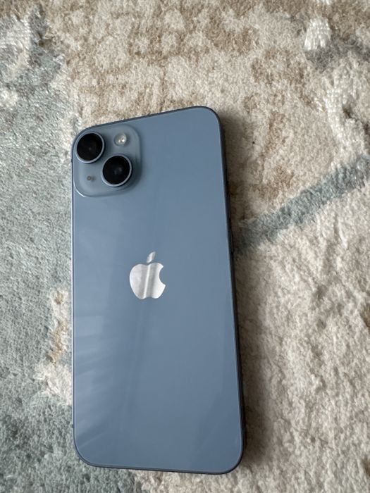 IPhone 14 защитное стекло стоит на экране