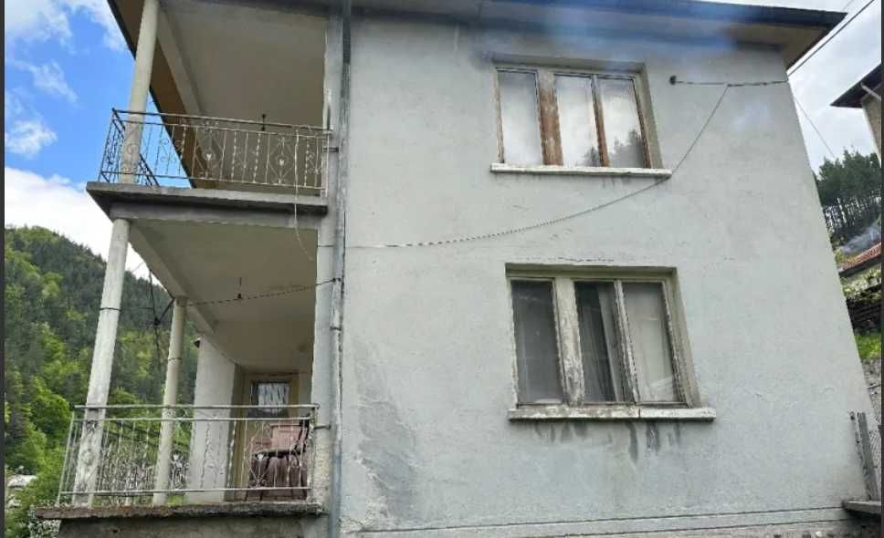 Триетажна къща в с. Лясково с гараж и работилница. отлична възможност!