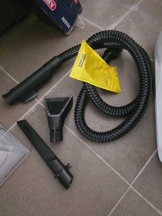 Aspirator compact Kärcher SE 3-18, alb, fără fir, pentru canapele și covoare, putere: 200 W suprafață: 6,5 m²