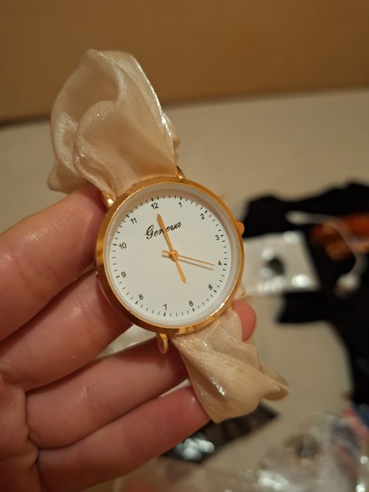 Часовник скрънч беж