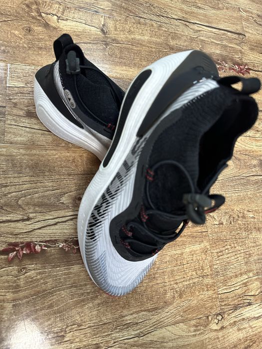 Vand adidasi Under armour