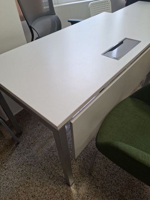 Две бели бюра за офис