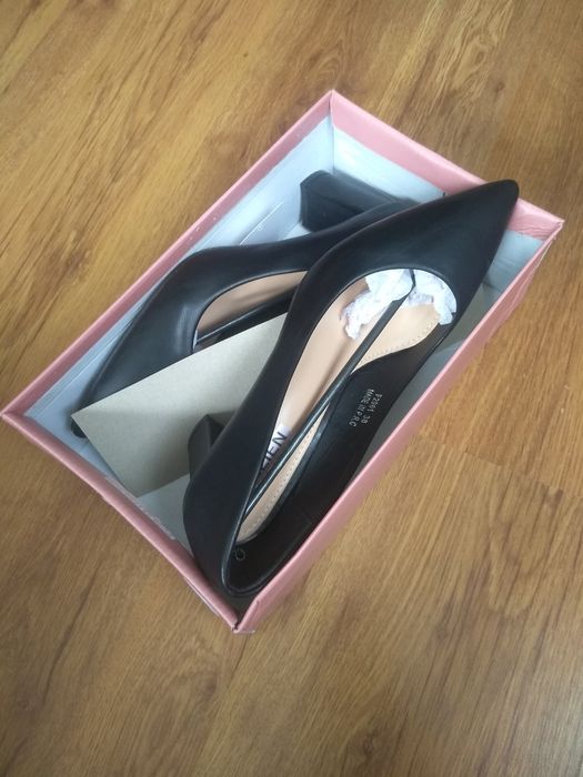 Елегантни черни обувки на ток