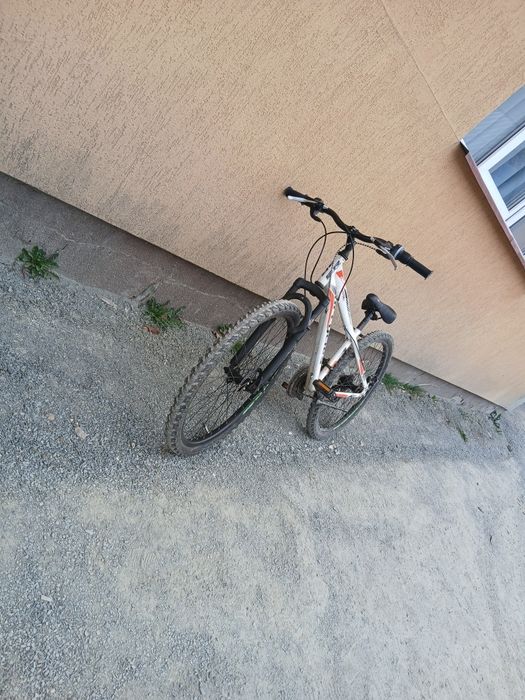 Bicicletă hard tail