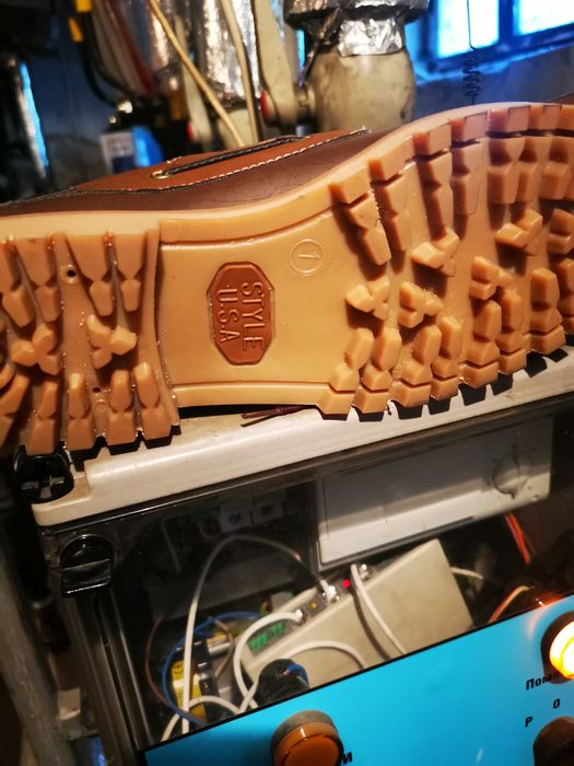 Продавам нови 44лв,кожени обувки, ходило суров каучук MODE ITALY №41.5