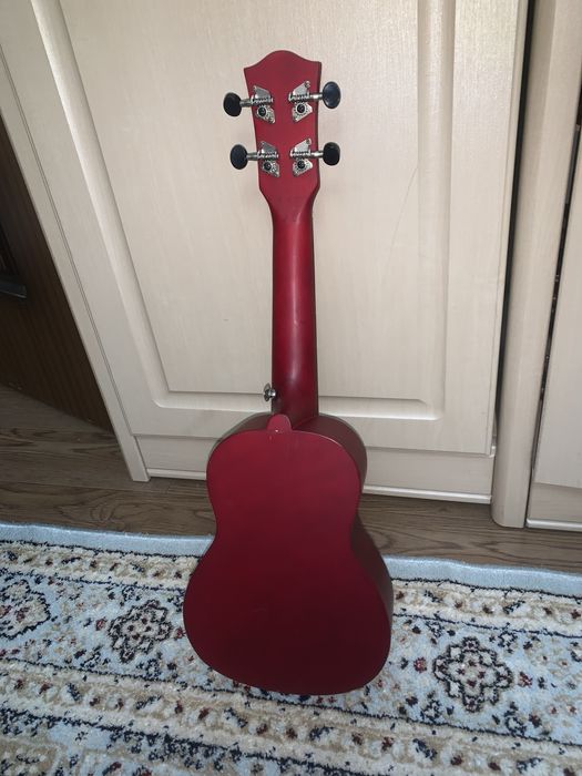 Укулеле бардового цветы