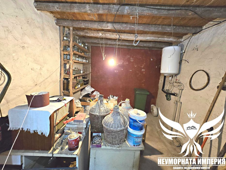 Продавам двуетажна къща 195РЗП с широк двор 1020кв. в с.Тополово