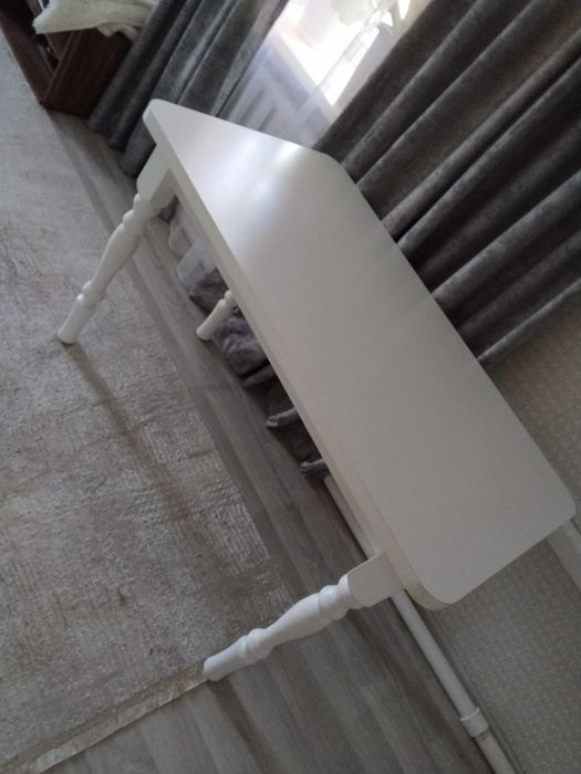 Продам стол белый