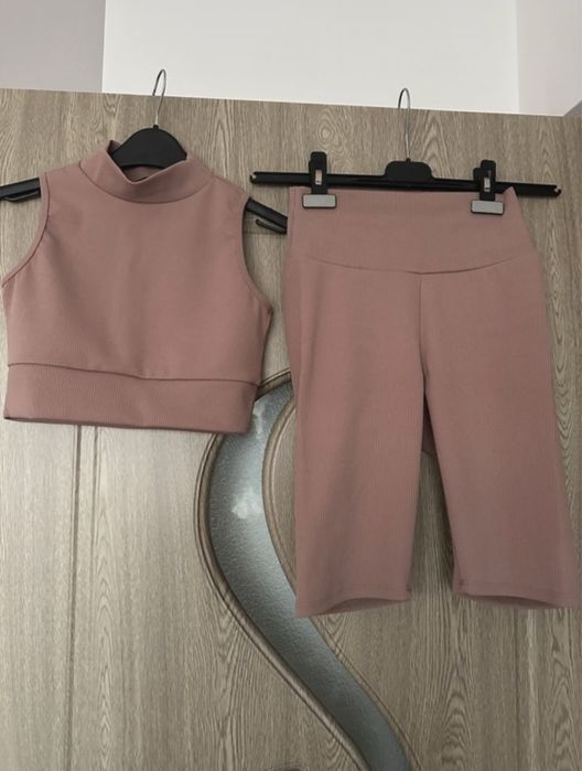 Set sport colanti scurti si bustiera