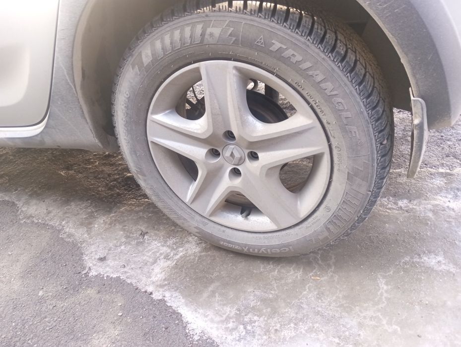 Продам два колпака на Рено