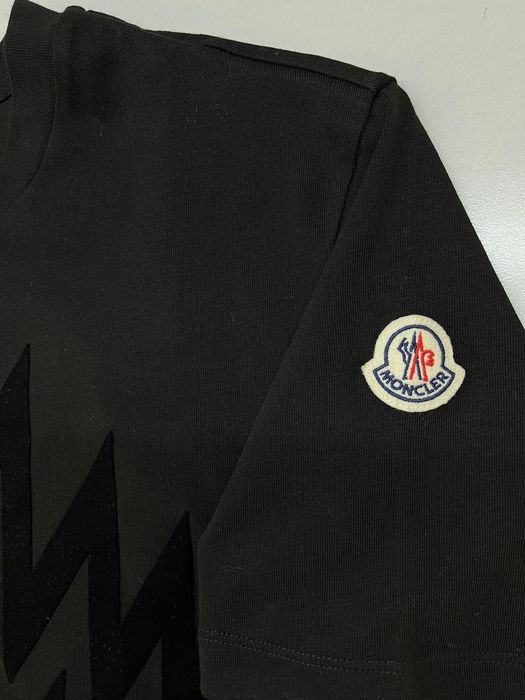 S черна мъжка тениска Moncler с флок принт