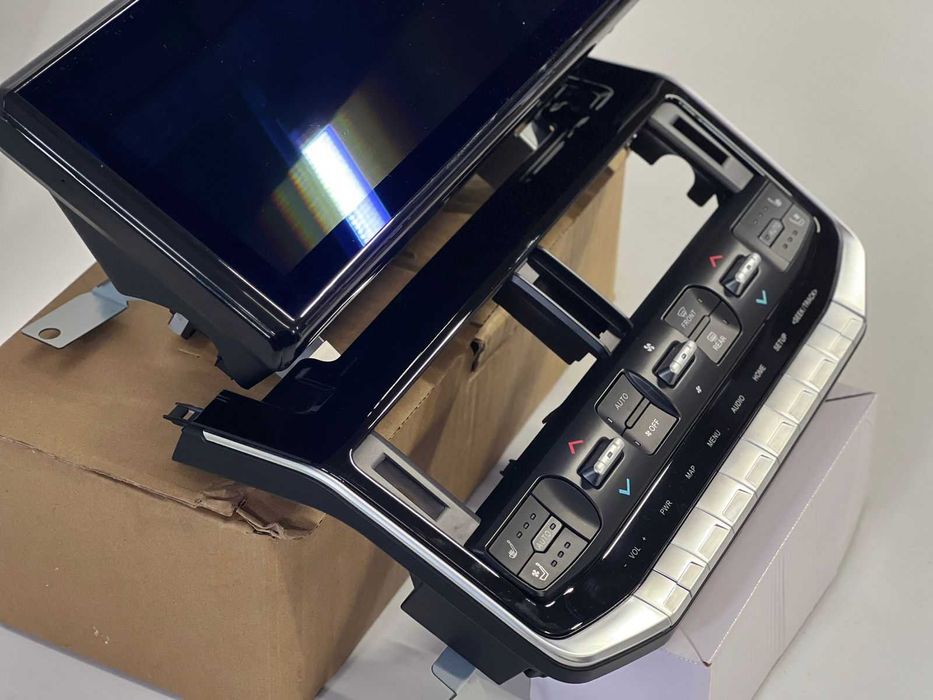 Монитор на Land Cruiser 300