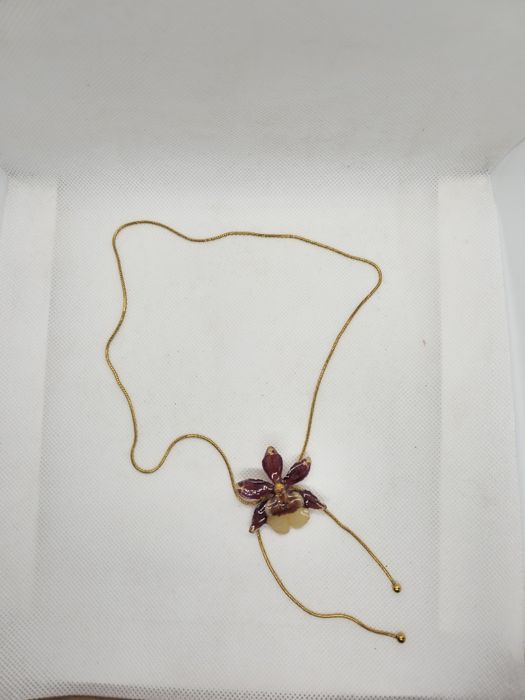 Колие с естествен цвят на мини орхидея.