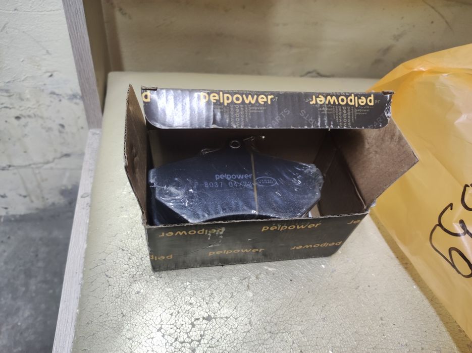 Продаются тормозные колодки передние  на Ауди 80 б4