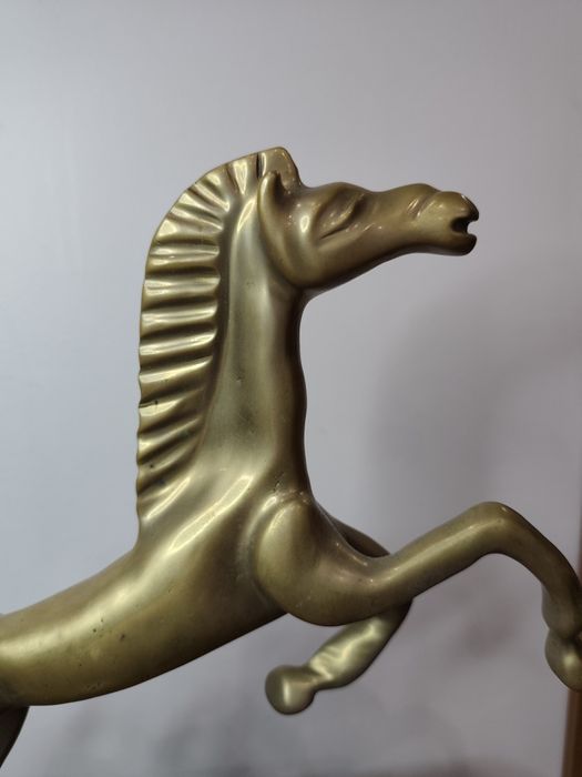 Изключително впечатляваща статуетка на кон . Месинг.