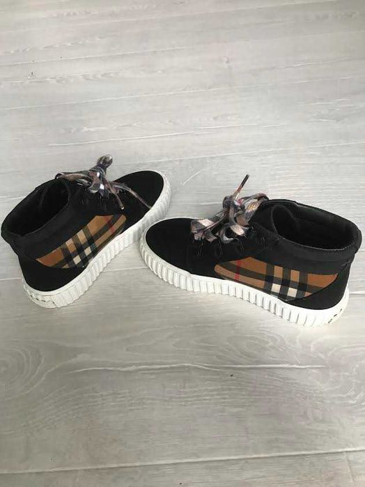 Ghetute copii Burberry impecabile