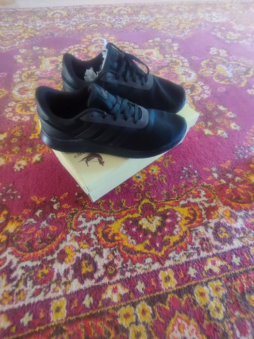 Продам кроссовки Adidas