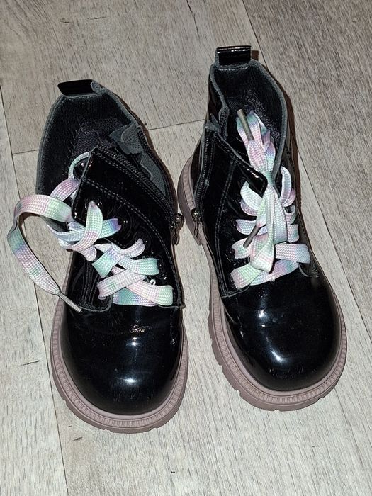 Продам ботинки для девочки весенние