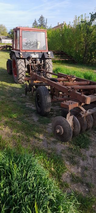 Трактор Болгар със дискова брана плуг и чизел