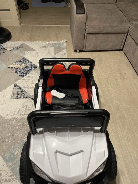 Электромобиль с пультом управления