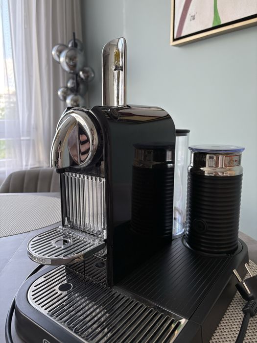 Кафемашина Nespresso + каничка за мляко