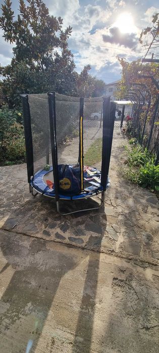 Vand trambulina copii in stare perfectă folosită foarte puțin.